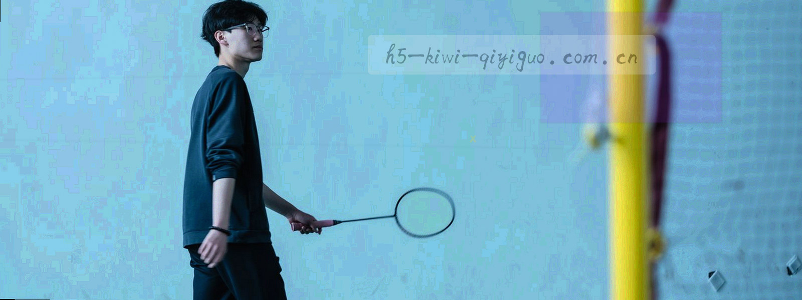 深墨绿底色上由钴蓝线条交织成的几何网格与流动路径，右下角叠着一层暖橙色轨迹